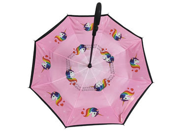 El pequeño revés rosado invirtió la manija de goma Unicon del paraguas impreso para los niños