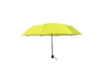 El paraguas plegable del uno mismo amarillo de las señoras, dobla cierre abierto del manual ausente del paraguas
