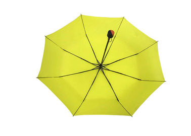 El paraguas plegable del uno mismo amarillo de las señoras, dobla cierre abierto del manual ausente del paraguas
