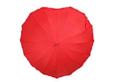 Control manual del paraguas creativo en forma de corazón rojo del amor para casarse a la tarjeta del día de San Valentín