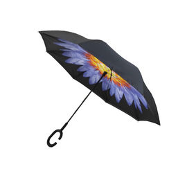 La capa doble reversa cercana del manual invirtió el paraguas, paraguas invertido manija de C