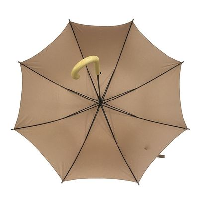 U vendedor caliente provee de costillas la manija de madera del paraguas clásico del eje del metal