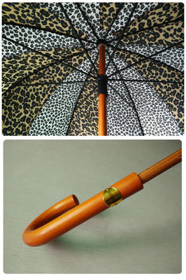 Paraguas de madera del cambio del color del estampado leopardo de la manija de J para las mujeres