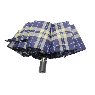 Compruebe el cierre abierto auto plegable del paraguas del modelo tres para saber si hay hombres