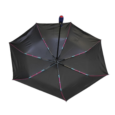 El bloque cercano abierto auto 3 de Sun dobla el paraguas con la capa negra