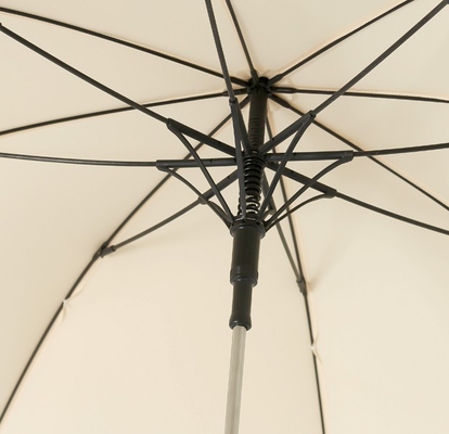La fibra de vidrio del marco metálico de las señoras provee de costillas el paraguas de la pongis