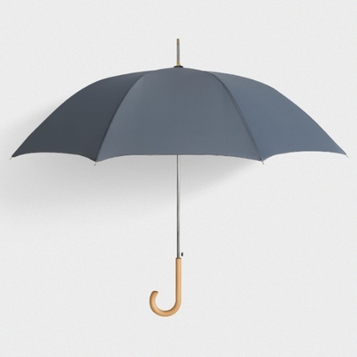 La fibra de vidrio del marco metálico de las señoras provee de costillas el paraguas de la pongis