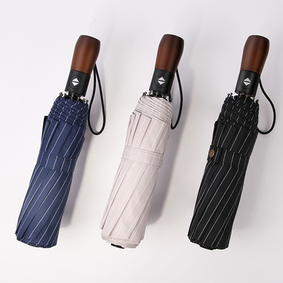 Práctico paraguas automático de tres dobles para una protección fiable contra la lluvia