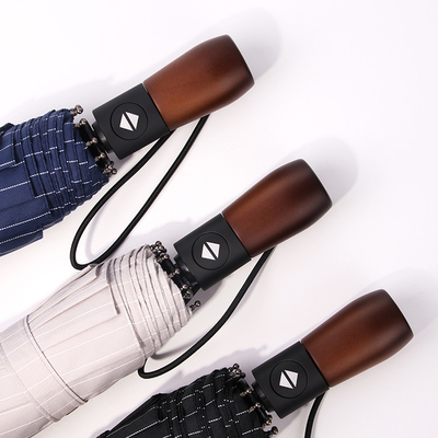 Práctico paraguas automático de tres dobles para una protección fiable contra la lluvia