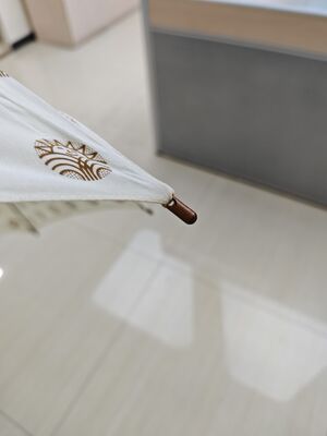 23 pulgadas de paraguas de palo abierto automático con lino de algodón y costillas de fibra de vidrio para una elegante protección contra la lluvia