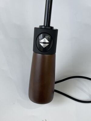 Paraguas de mango de madera tradicional diseñado para la máxima durabilidad y aspecto elegante adecuado para negocios y ocio