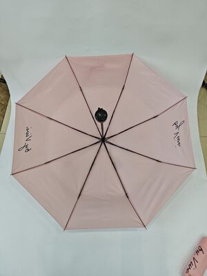 Paraguas plegable de viaje manual de apertura y cierre con mango cómodo de recubrimiento de caucho y diseño compacto ligero para viajar