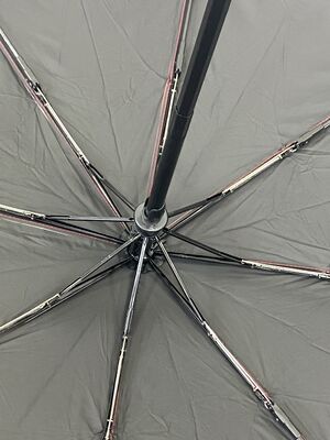 Paraguas compacto de apertura automática con combinación de colores elegante, tela de pegamento negro anti-UV, paraguas plegable a prueba de viento para desplazamientos diarios y camping