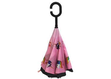 El pequeño revés rosado invirtió la manija de goma Unicon del paraguas impreso para los niños