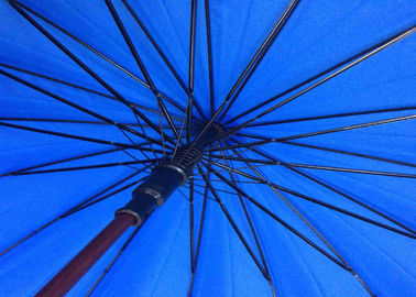 Paraguas azul del golf J de la forma resistente del viento, manija de madera del paraguas de Raines