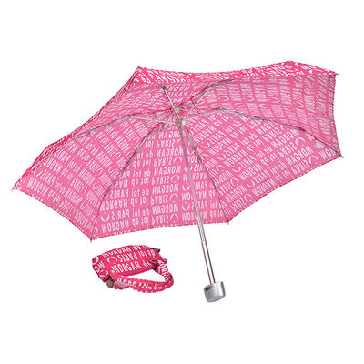 Las letras rosadas modelan el paraguas de aluminio plegable triple